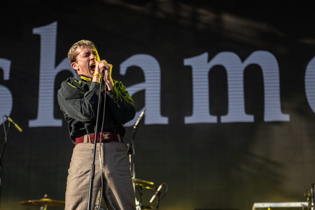 O τραγουδιστής των Shame, Charlie Steen στην σκηνή του Release Athens Festival 2019