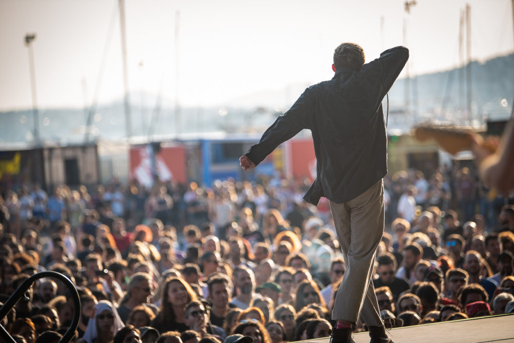 Το κοινό και ο τραγουδιστής των Shame, Charlie Steen στην σκηνή του Release Athens Festival 2019