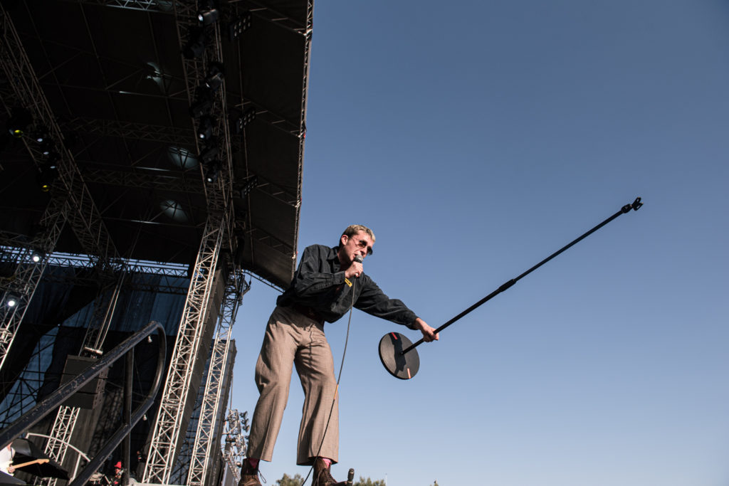 Ο τραγουδιστής των Shame, Charlie Steen στην σκηνή του Release Athens Festival 2019