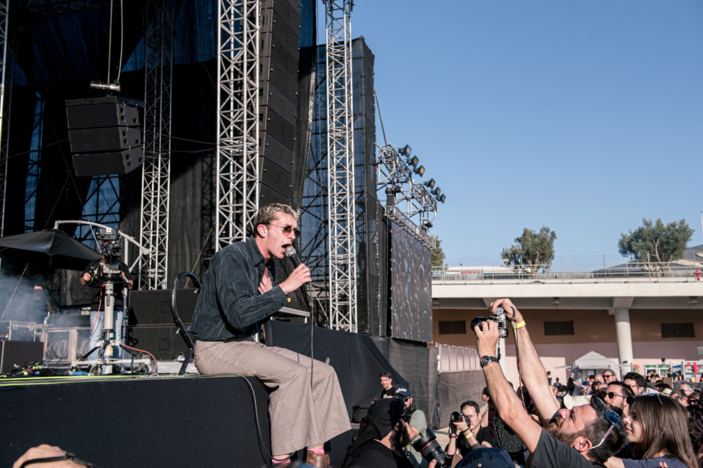 Ο τραγουδιστής των Shame, Charlie Steen στην σκηνή του Release Athens Festival 2019