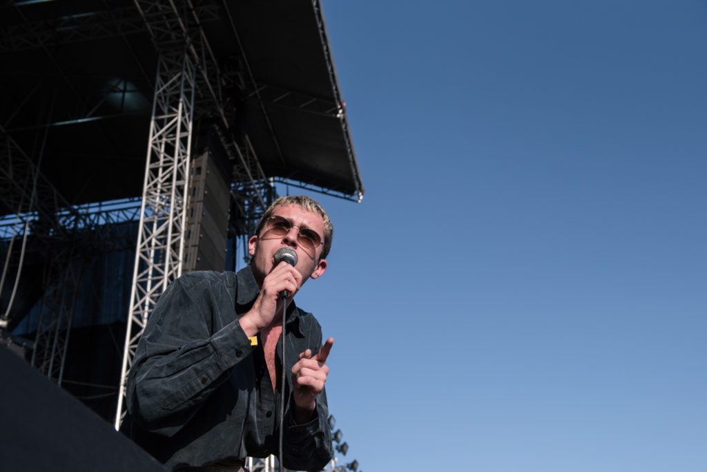 Ο τραγουδιστής των Shame, Charlie Steen στην σκηνή του Release Athens Festival 2019