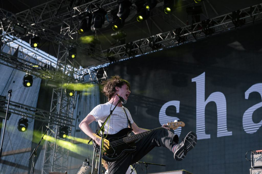 O κιθαρίστας των Shame στην σκηνή του Release Athens Festival 2019