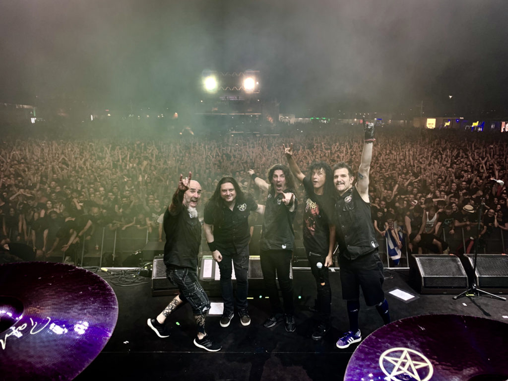 Οι Anthrax πάνω στη σκηνή του Release Athens Festival φωτογραφία με το κοινό