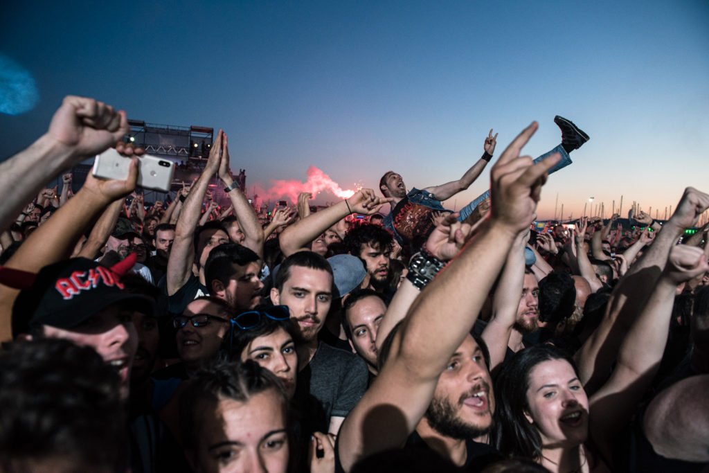 Κοντινή φωτογραφία του κοινού την ημέρα των Disturbed στο Release Athens Festival 2019