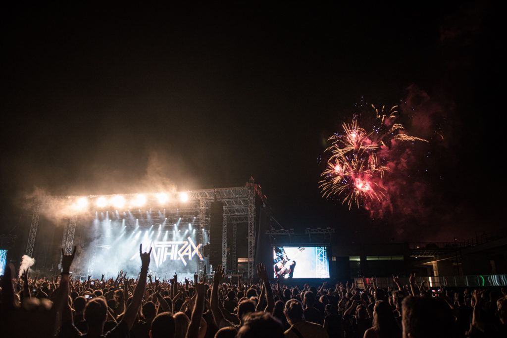 Φωτογραφία της σκηνής από την οπτική του κοινού στο live των Anthrax στο Release Athens Festival 2019 πυροτεχνήματα 1