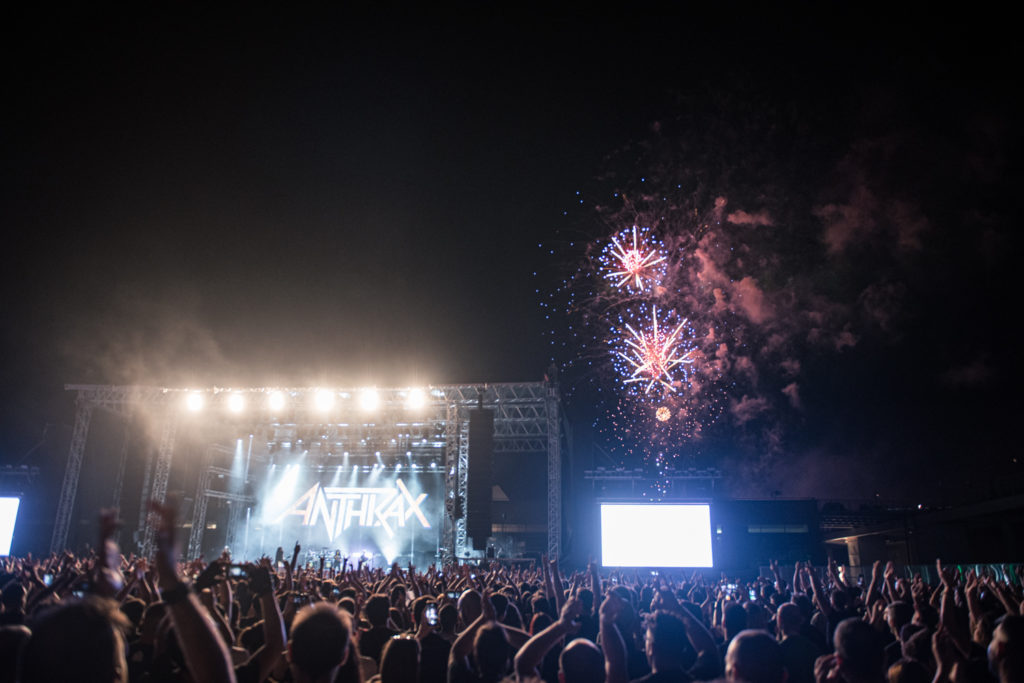 Φωτογραφία της σκηνής από την οπτική του κοινού στο live των Anthrax στο Release Athens Festival 2019 πυροτεχνήματα 2 