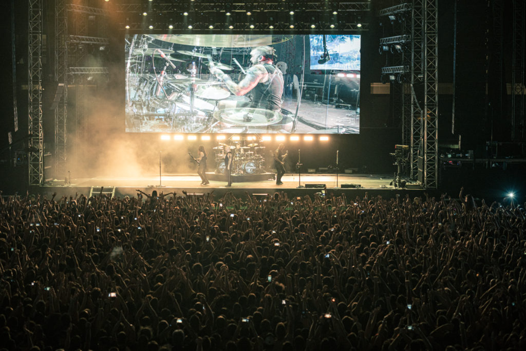 Η σκηνή και το κοινό στο Live των Disturbed στο Release Athens Festival 2019