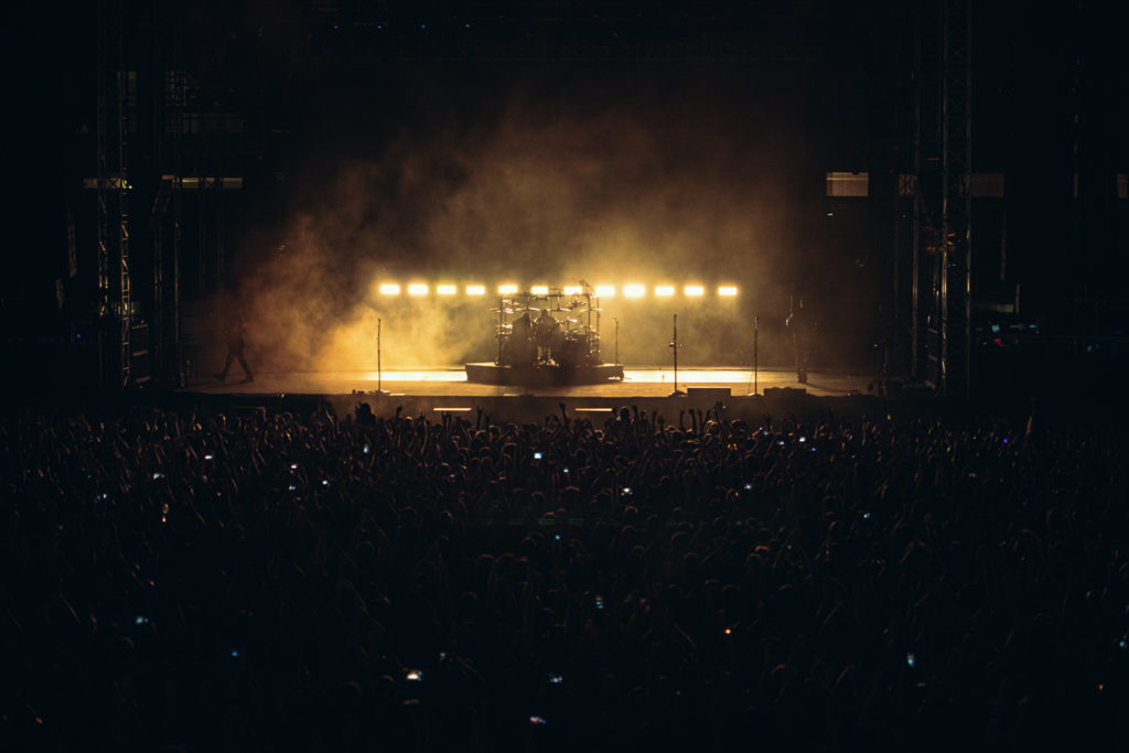 Η σκηνή και το κοινό στο Live των Disturbed στο Release Athens Festival 2019