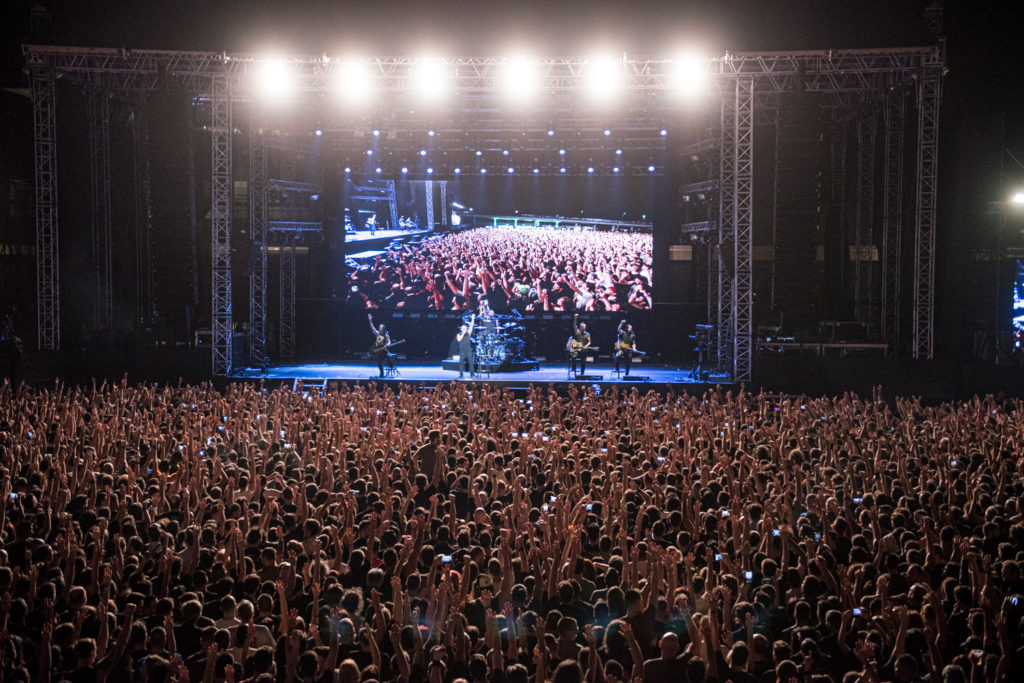 Η σκηνή και το κοινό στο Live των Disturbed στο Release Athens Festival 2019