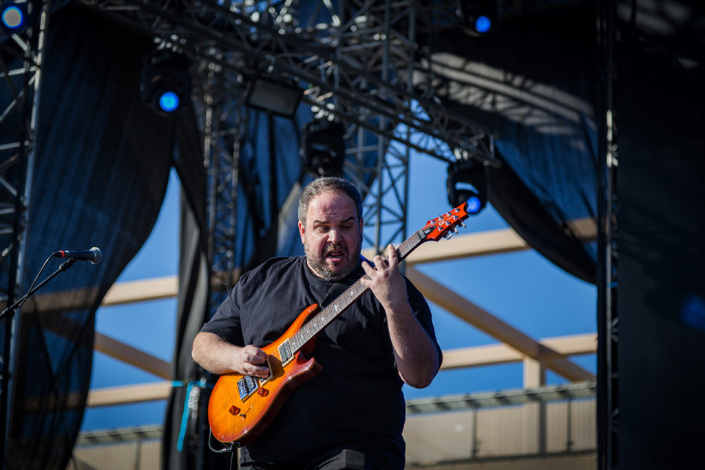 O κιθαρίστας των Need στη σκηνή του Release Athens Festival 2019