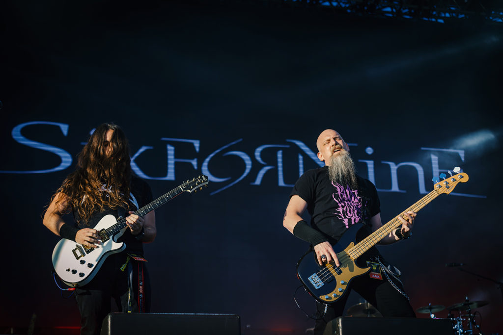 Ο κιθαρίστας και ο μπασίστας των Sixfornine στην σκηνή του Release Athens Festival 2019