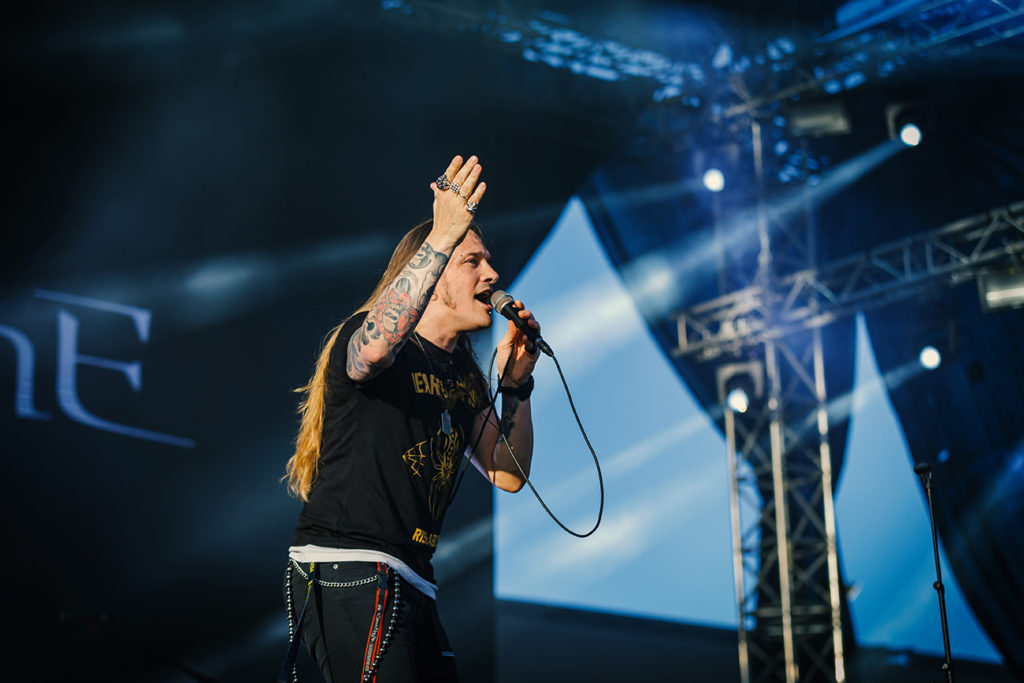 O τραγουδιστής Fotis Benardo των SiXforNinE στη σκηνή του Release Athens Festival 2019