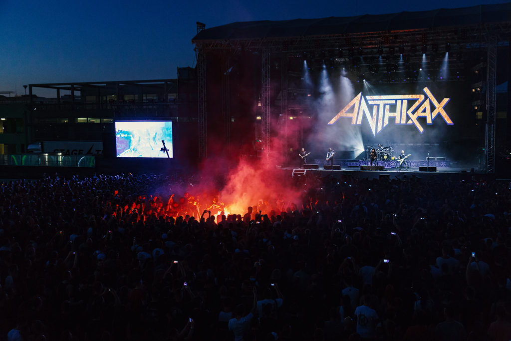 Σκηνή και κοινό στο live των Anthrax στο Release Athens Festival 2019