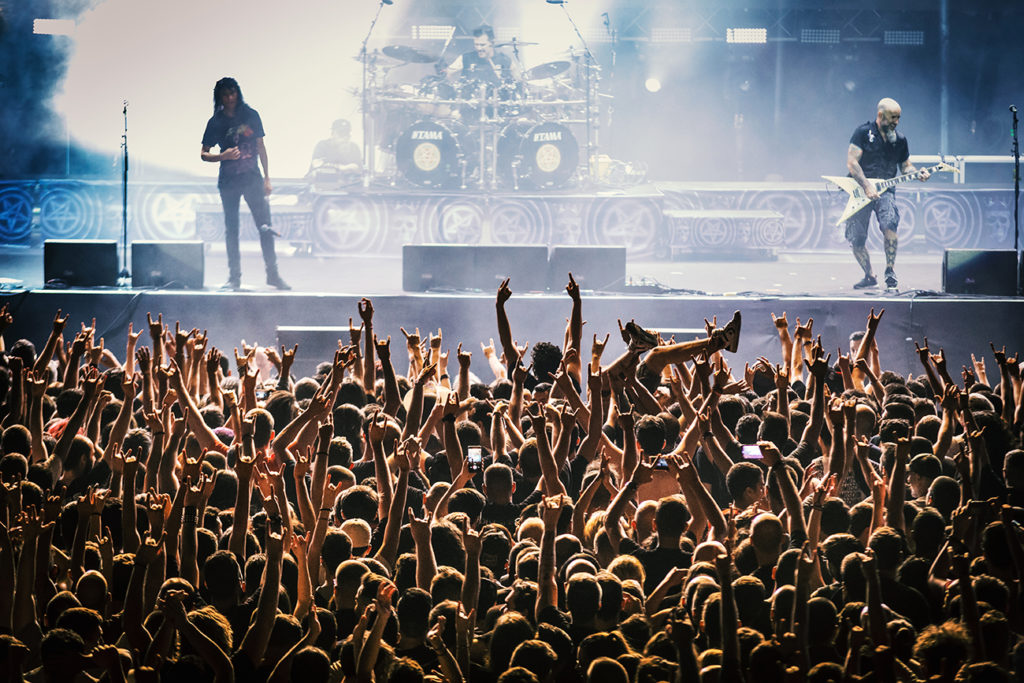 Σκηνή και κοινό στο live των Anthrax στο Release Athens Festival 2019