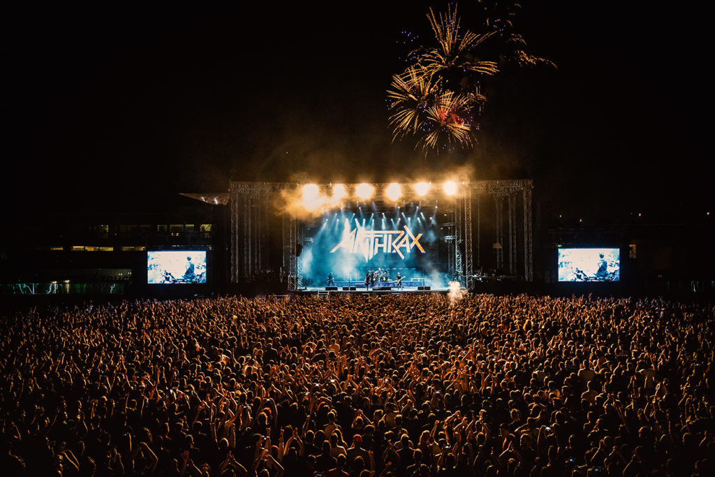 Σκηνή και κοινό στο live των Anthrax στο Release Athens Festival 2019 πυροτεχνήματα