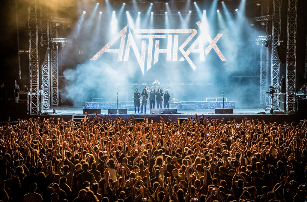 Σκηνή και κοινό στο live των Anthrax στο Release Athens Festival 2019