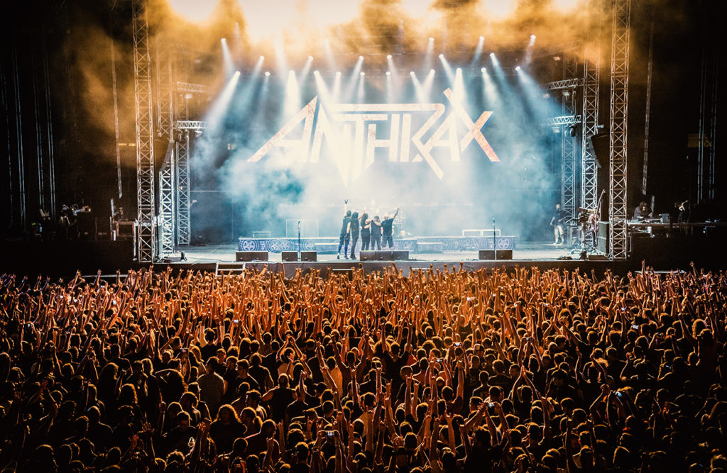 Σκηνή και κοινό στο live των Anthrax στο Release Athens Festival 2019