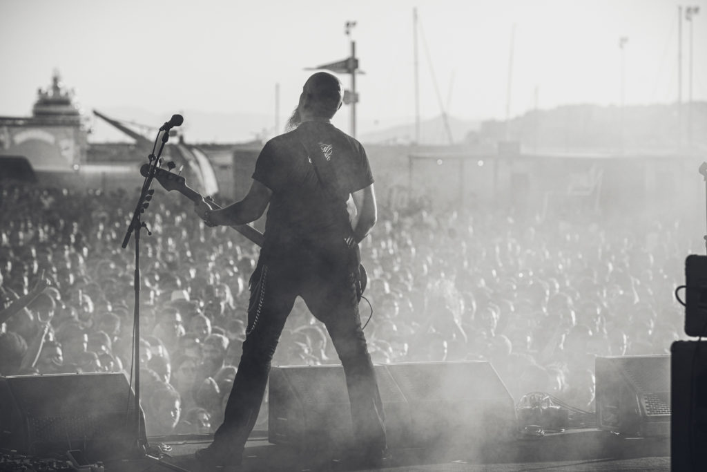 Ο κιθαρίστας των Sixfornine στη σκηνή του Release Athens Festival 2019