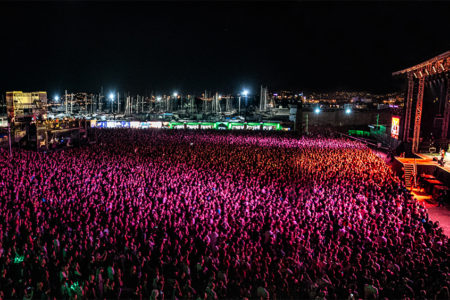 Φωτογραφία κοινού και σκηνής για την ανακοίνωση του Release Athens Festival 2020