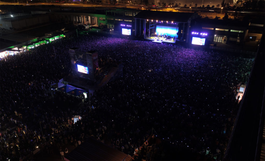 Φωτογραφία κοινού και σκηνής από Drone για σχετική ανακοίνωση για το Release Athens Festival 2020