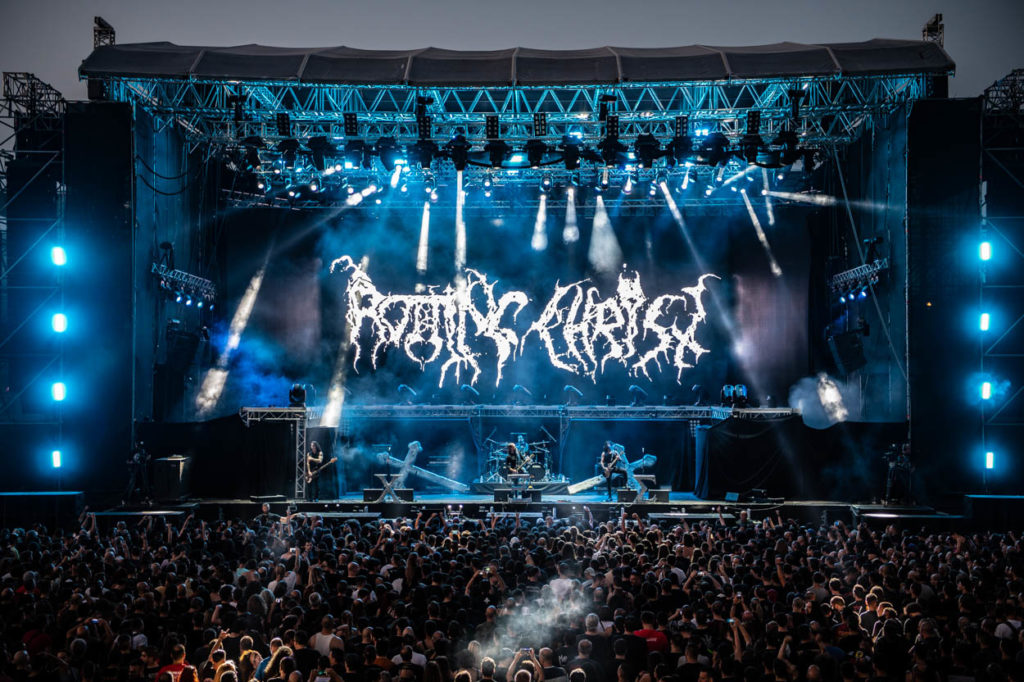 Η σκηνή και το κοινό στο show των Rotting Christ στο Release Athens 2022