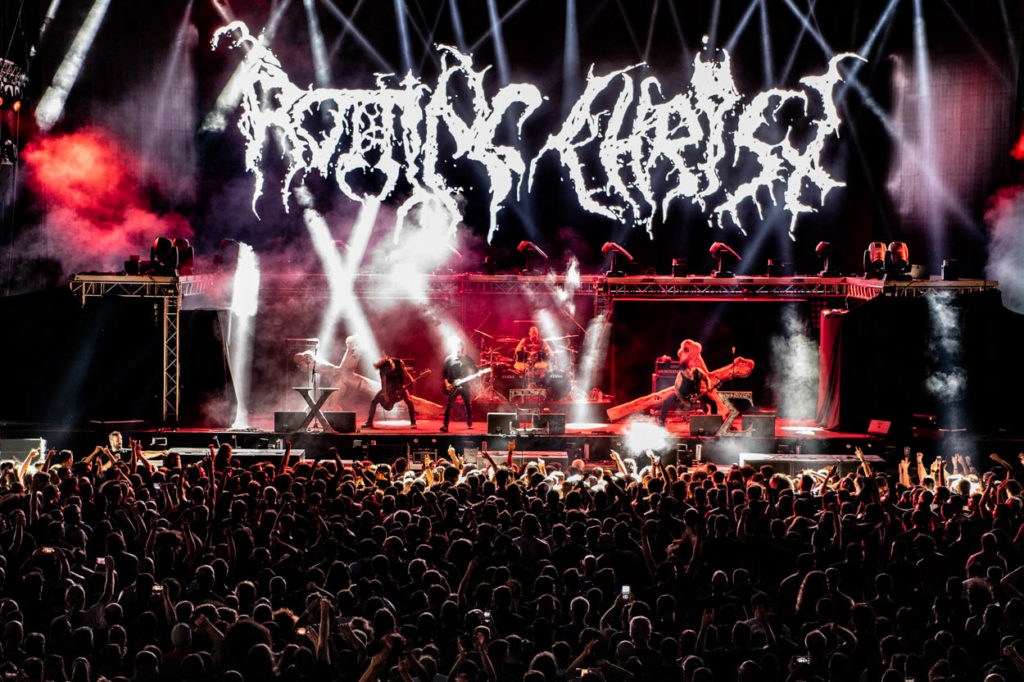 Η σκηνή και το κοινό στο show των Rotting Christ στο Release Athens 2022