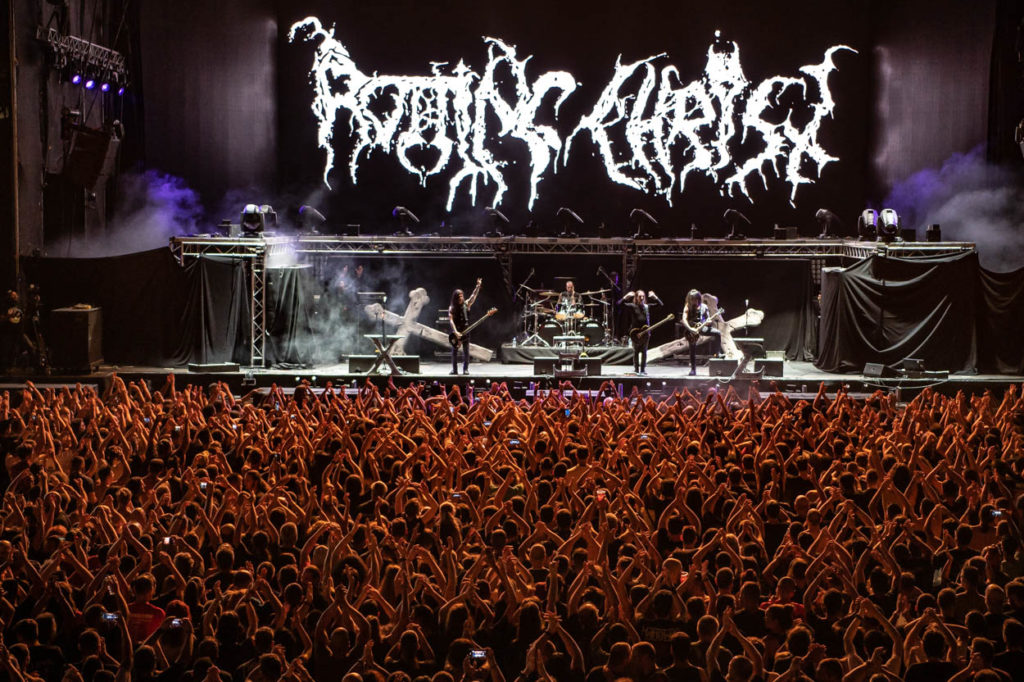 Η σκηνή και το κοινό στο show των Rotting Christ στο Release Athens 2022