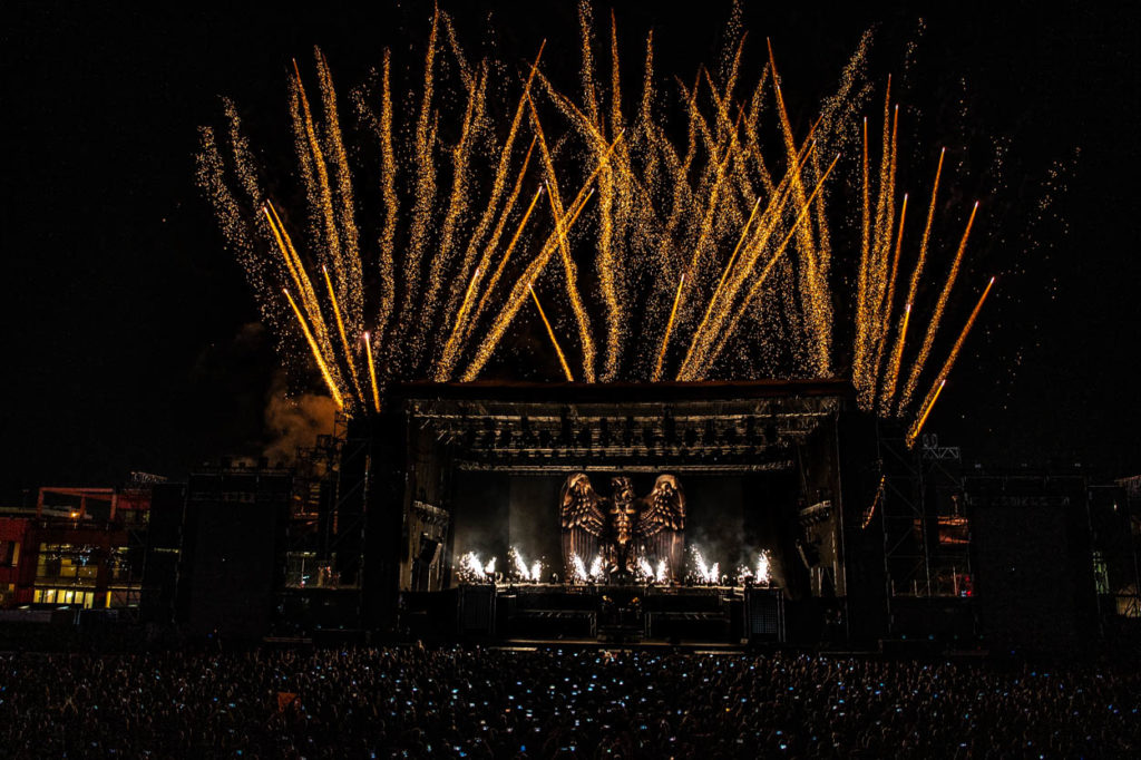 Φωτογραφία του κοινού και σκηνής από το show των Manowar με πυροτεχνήματα στο Release Athens 2022