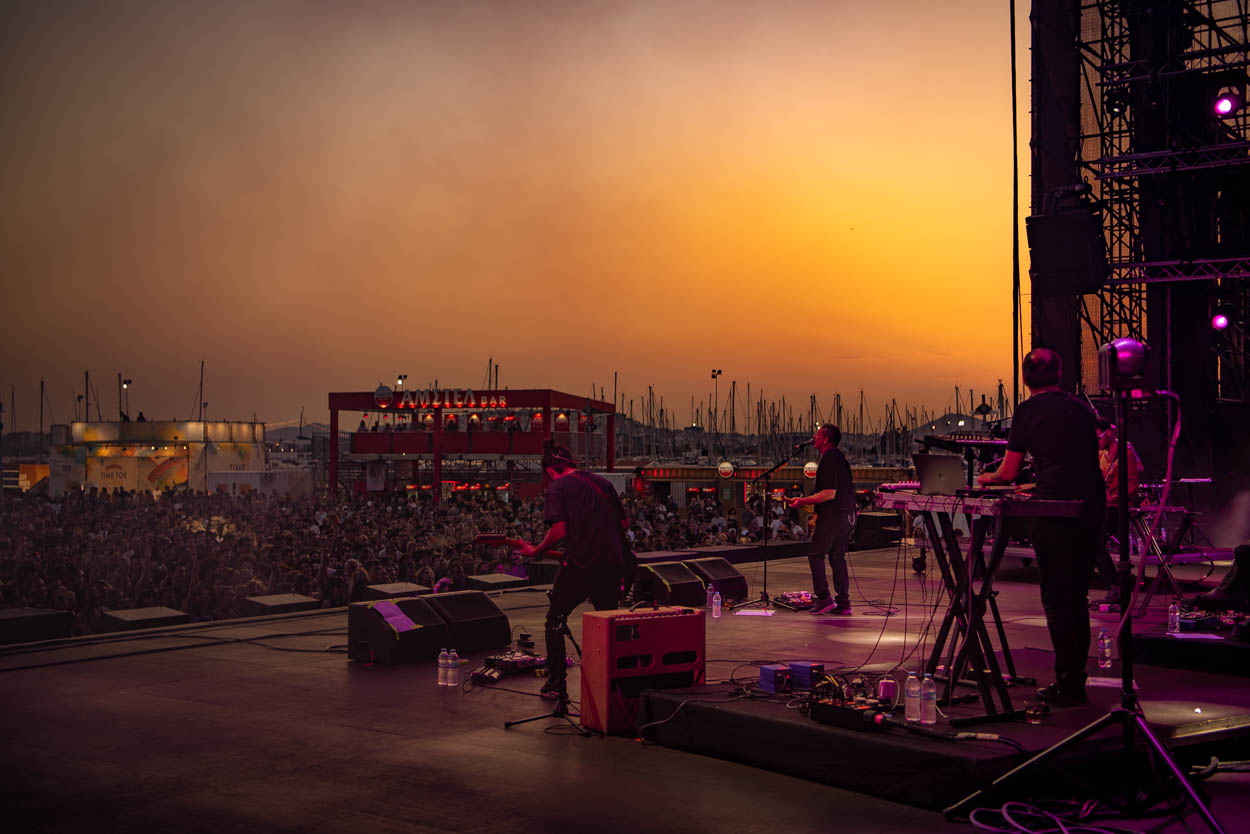 Φωτογραφία από την σκηνή (ηλιοβασίλεμα) στο Live του Παυλίδη