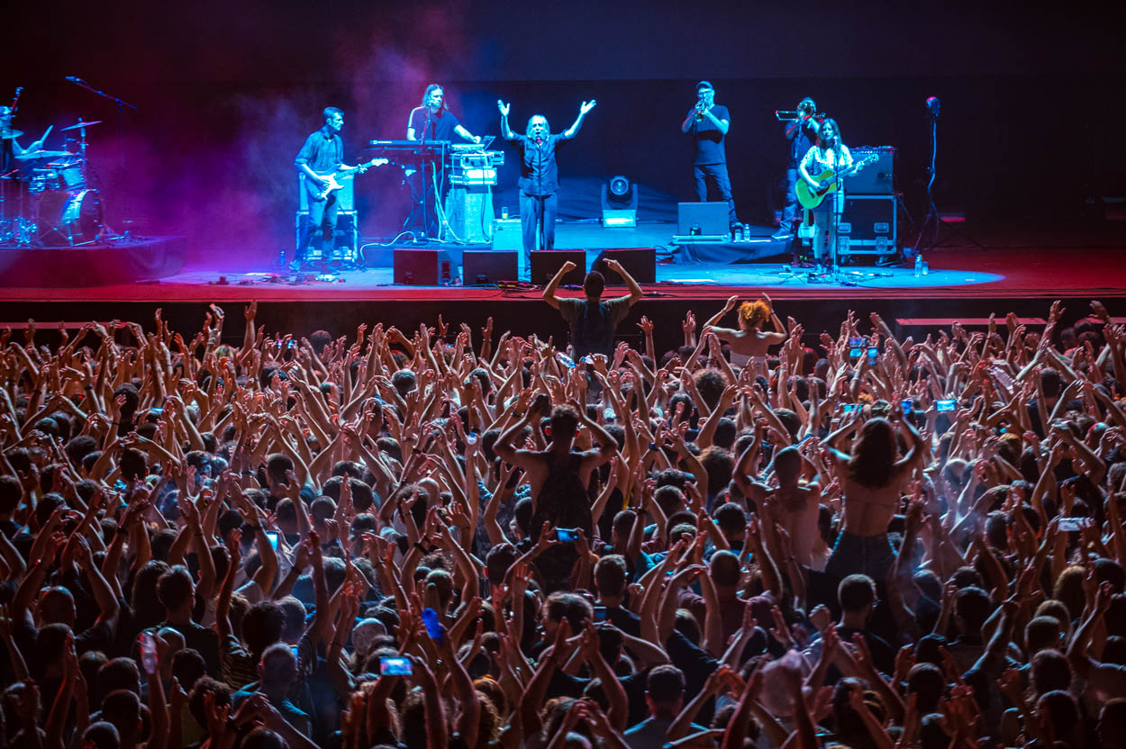 Photo of the crowd jumping 