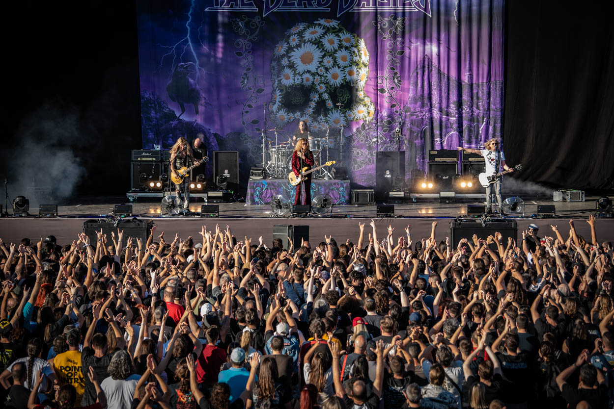 Το κοινό και το συγκρότημα των ''The Dead Daisies'' στη σκηνή του Release Athens 2022