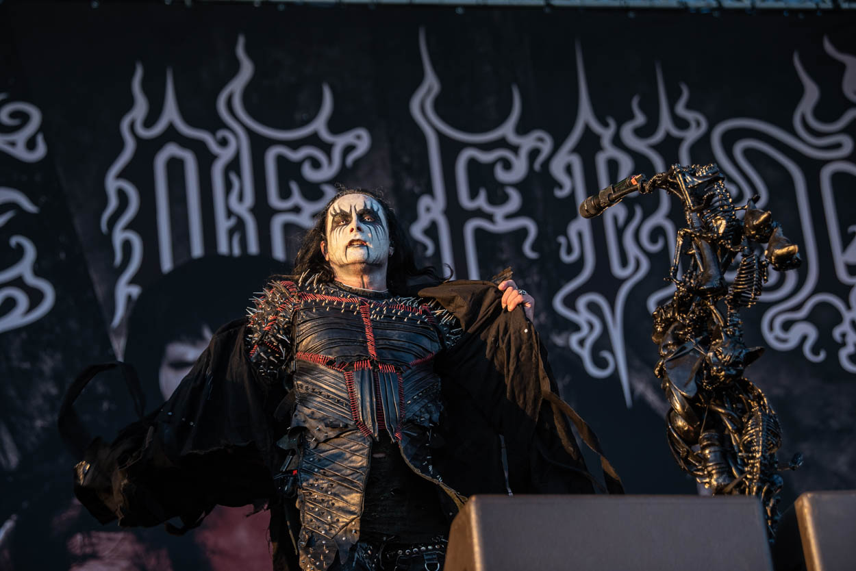 Ο τραγουδιστής των Cradle of Filth στη σκηνή του Release Athens 2022