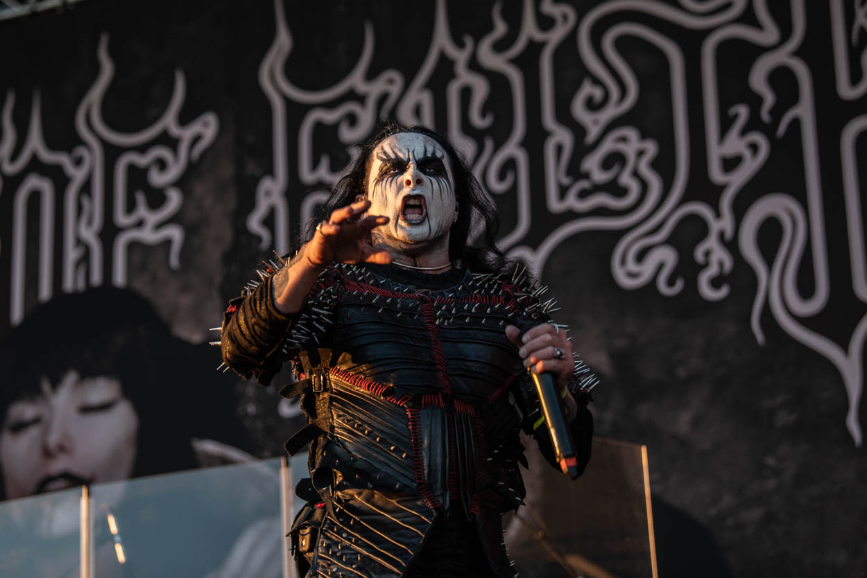 Ο τραγουδιστής των Cradle of Filth στη σκηνή του Release Athens 2022
