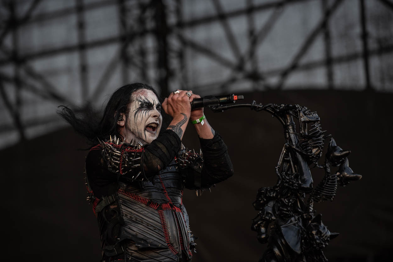 Ο τραγουδιστής των Cradle of Filth στη σκηνή του Release Athens 2022