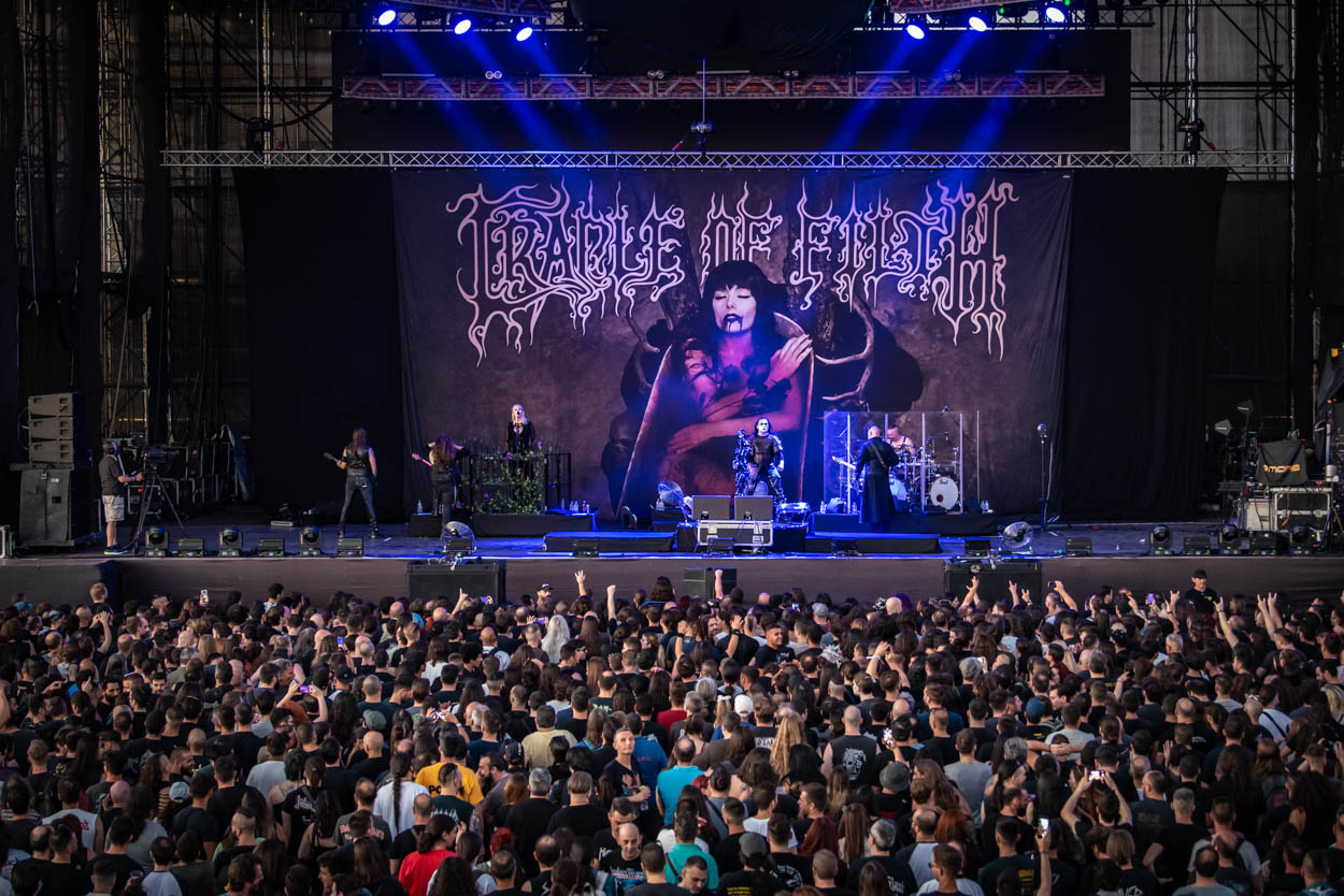 Το κοινό και η σκηνή στο show των Cradle of Filth