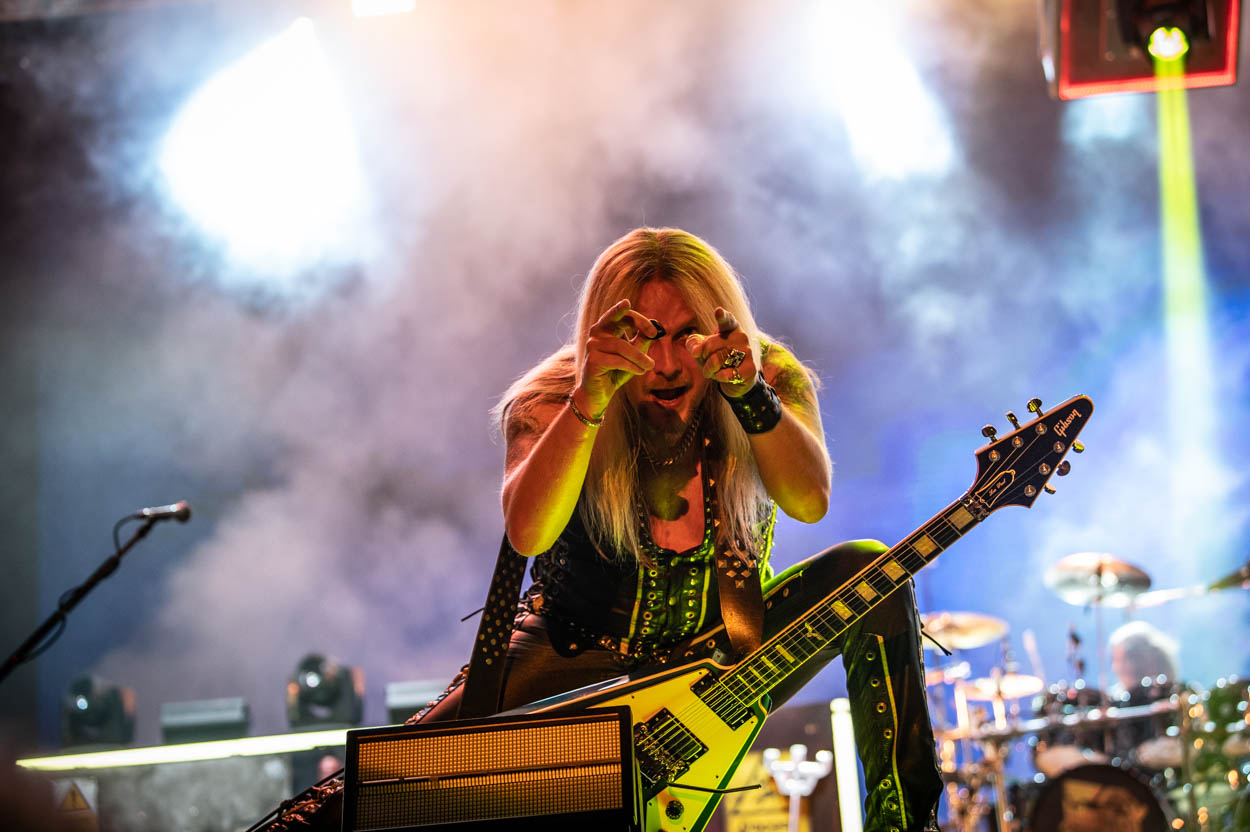 O Richie Faulkner των Judas Priest στη σκηνή του Release Athens 2022