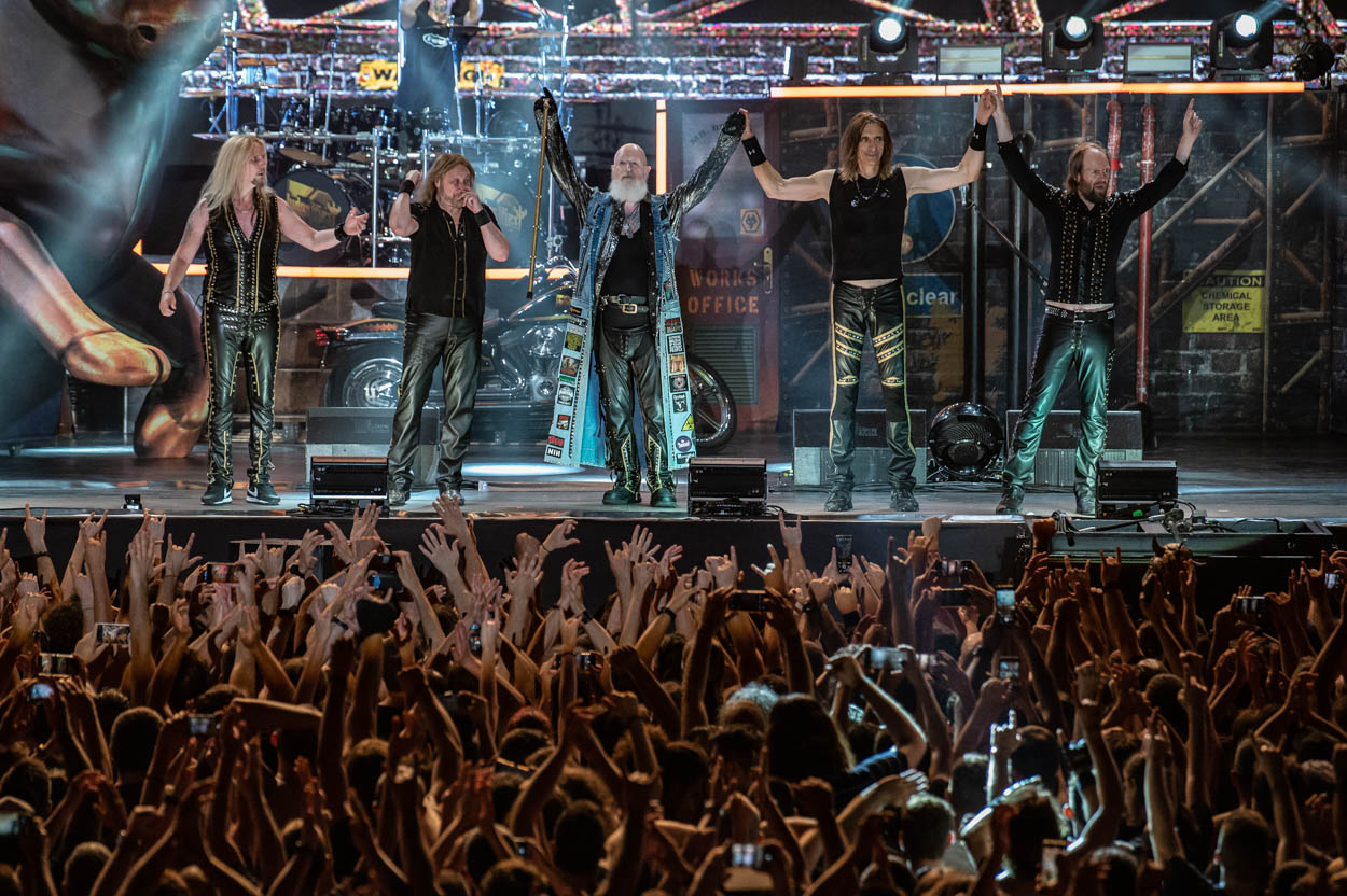 Υπόκλιση των Judas Priest στο τέλος του Show