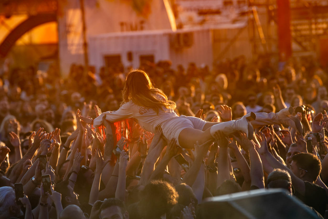 Elin Larsson crowd-surfing