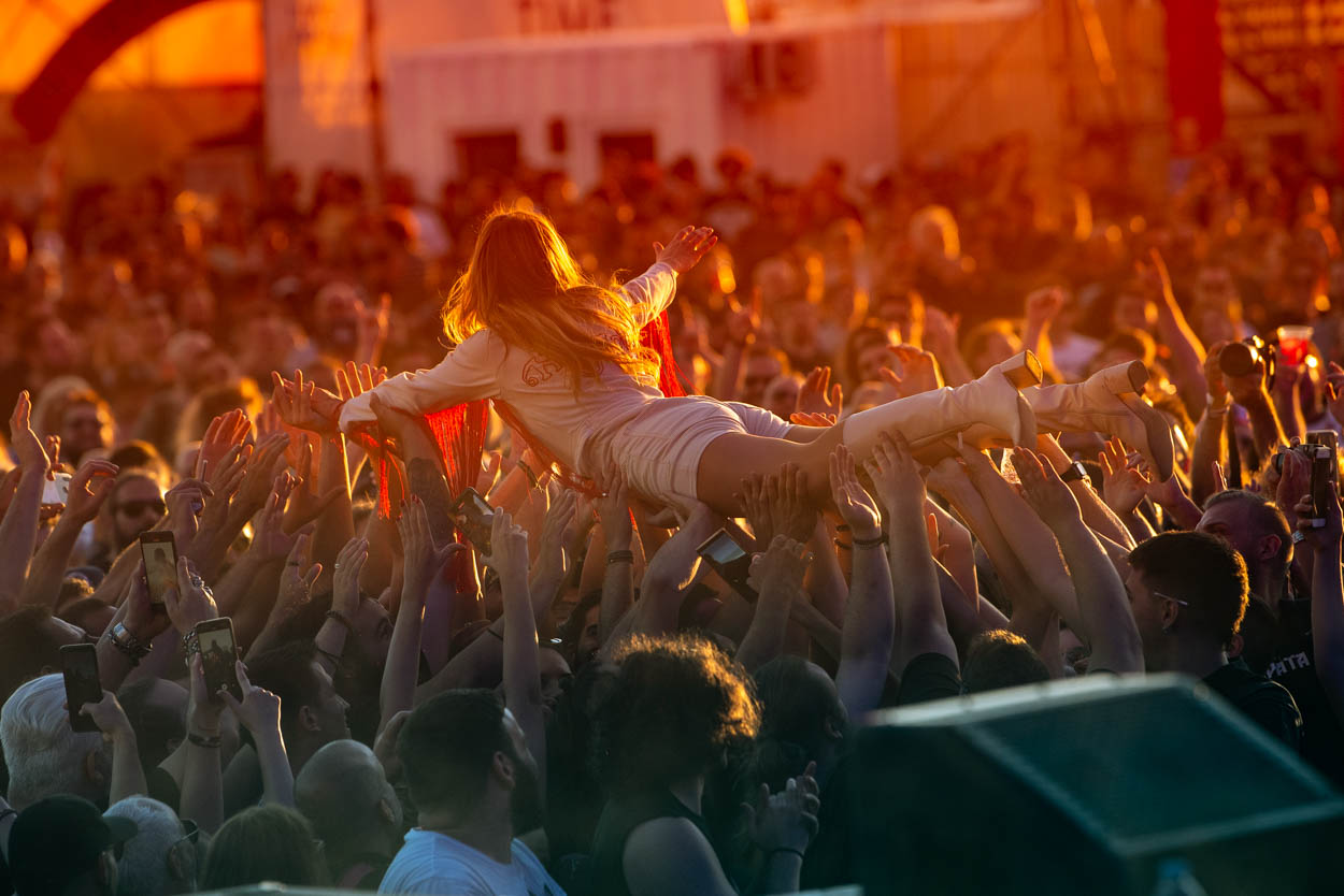 Elin Larsson crowd-surfing