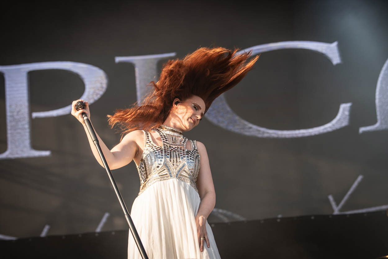 Η τραγουδίστρια Simone Simons των Epica στη σκηνή του Release Athens 2022