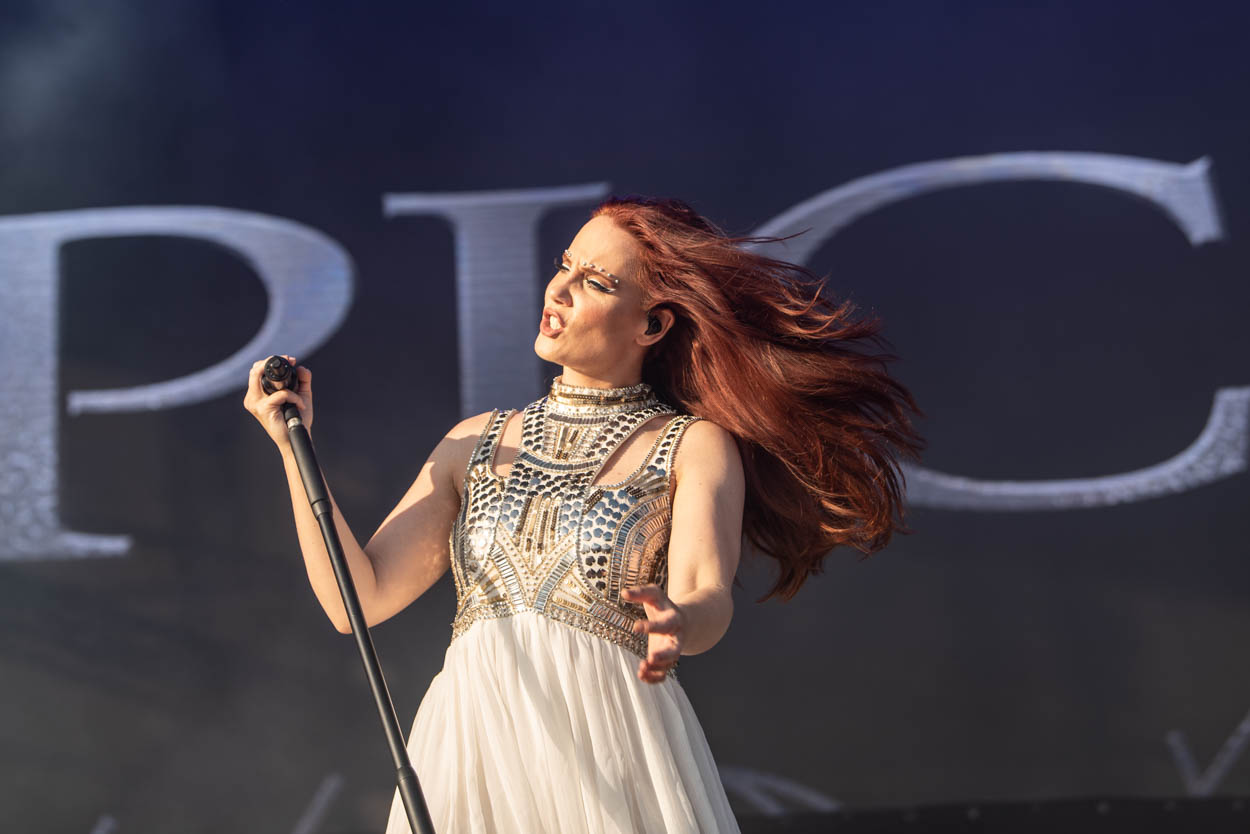 Η τραγουδίστρια Simone Simons των Epica στη σκηνή του Release Athens 2022