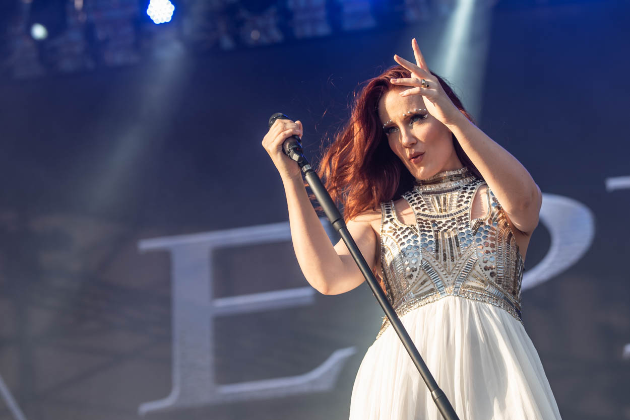 Η τραγουδίστρια Simone Simons των Epica στη σκηνή του Release Athens 2022