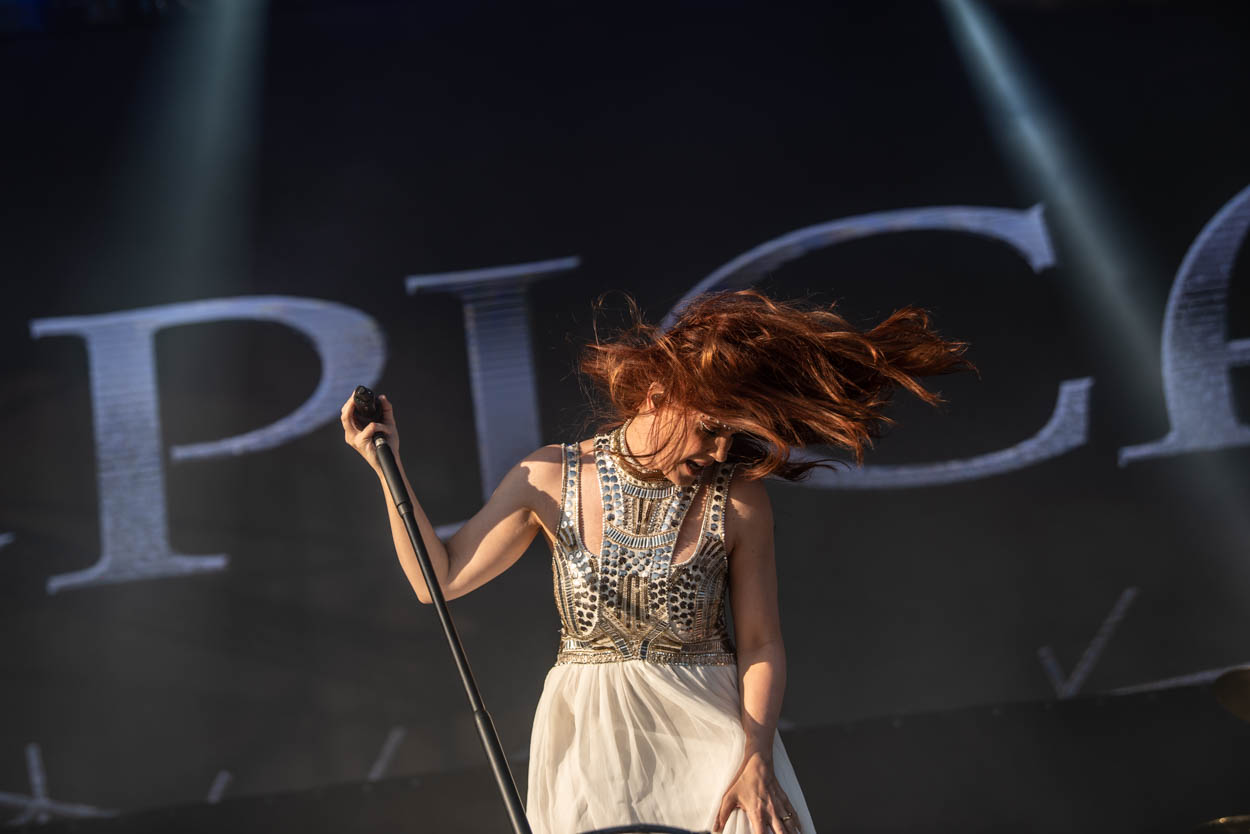 Η τραγουδίστρια Simone Simons των Epica στη σκηνή του Release Athens 2022