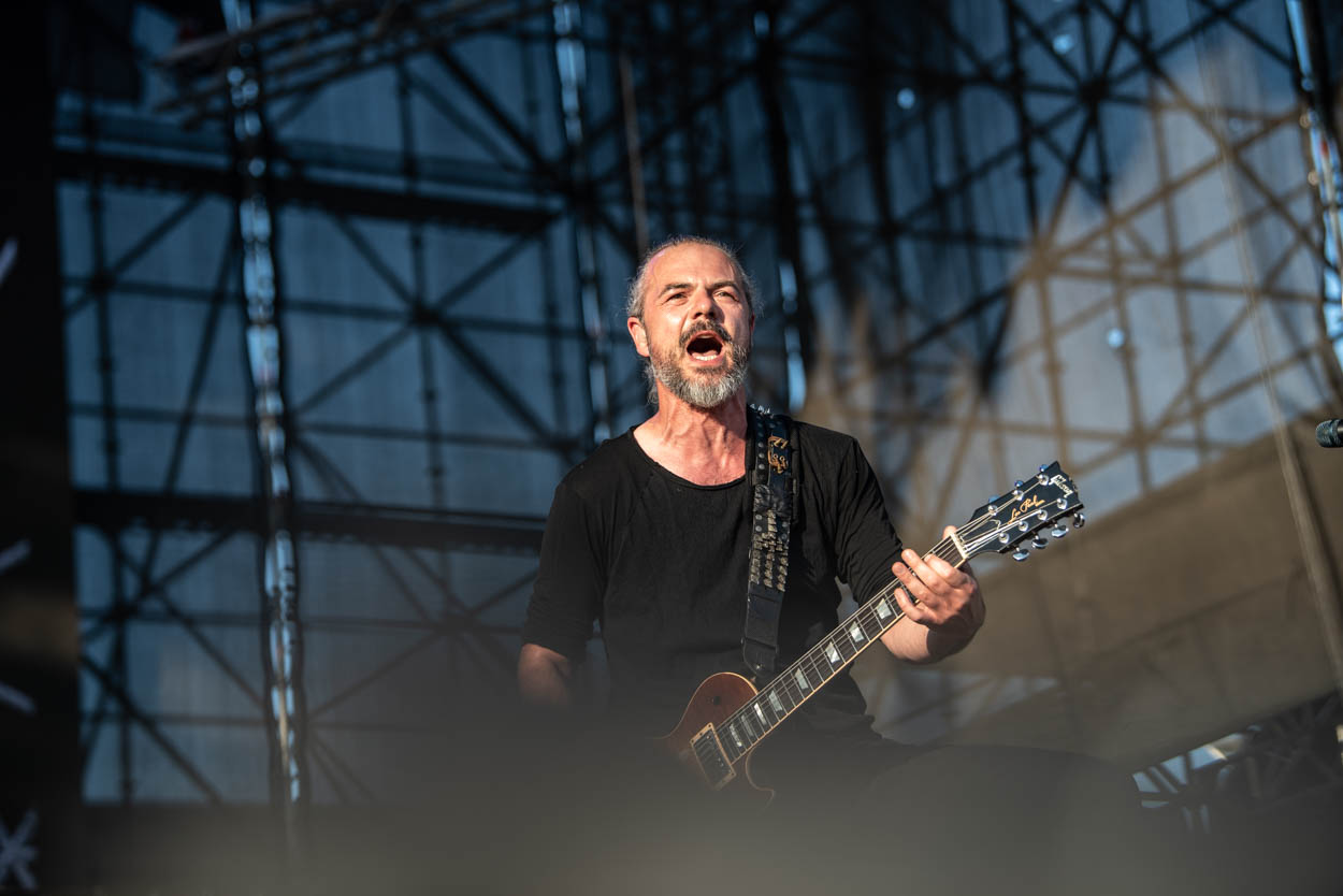O κιθαρίστας των Epica στη σκηνή του Release Athens 2022