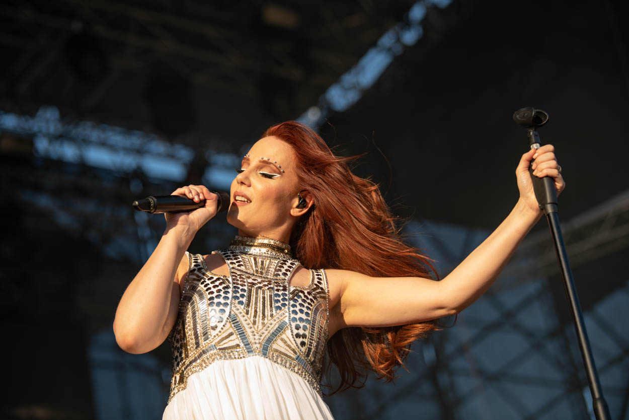 Η τραγουδίστρια Simone Simons των Epica στη σκηνή του Release Athens 2022