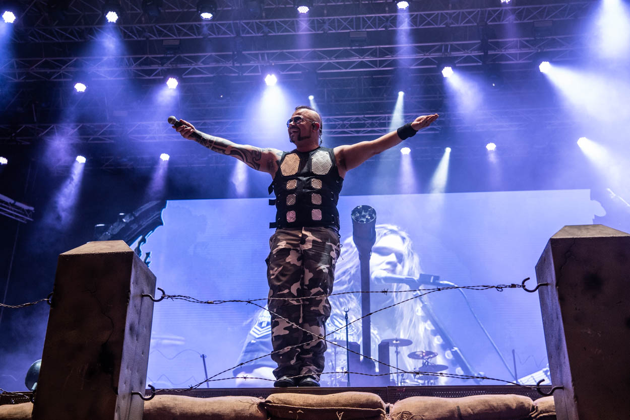 Ο Joakim Brodén των Sabaton στη σκηνή του Release Athens 2022