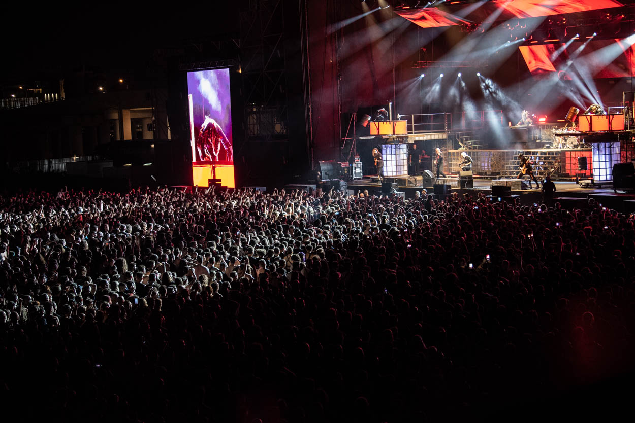 Το κοινό και η σκηνή στο show των Slipknot