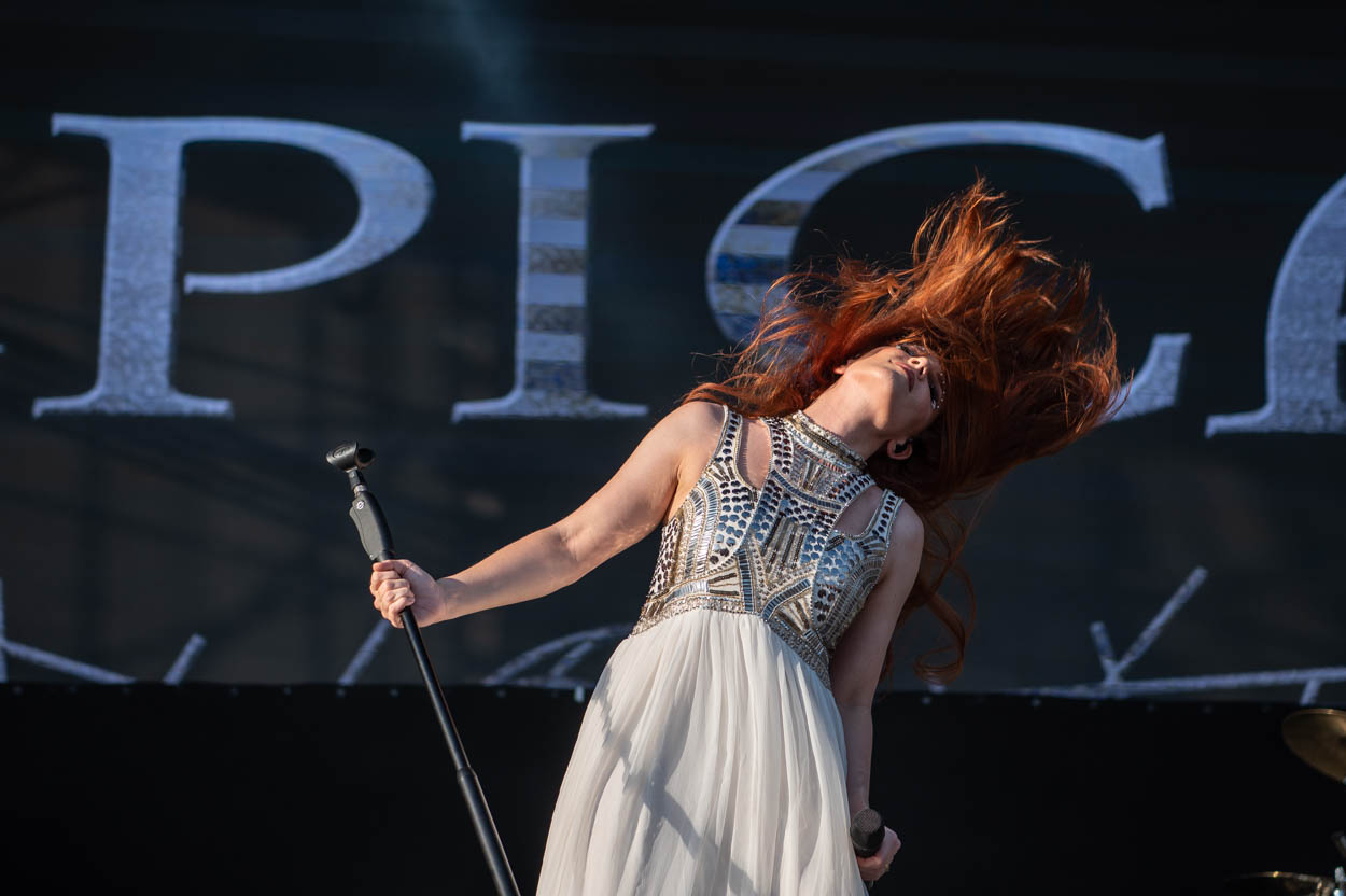 Η τραγουδίστρια Simone Simons των Epica στη σκηνή του Release Athens 2022