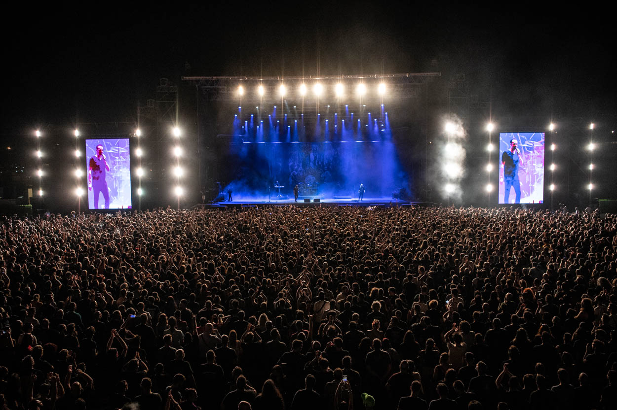 Photo of the stage & the audience at Blind Guardian's show