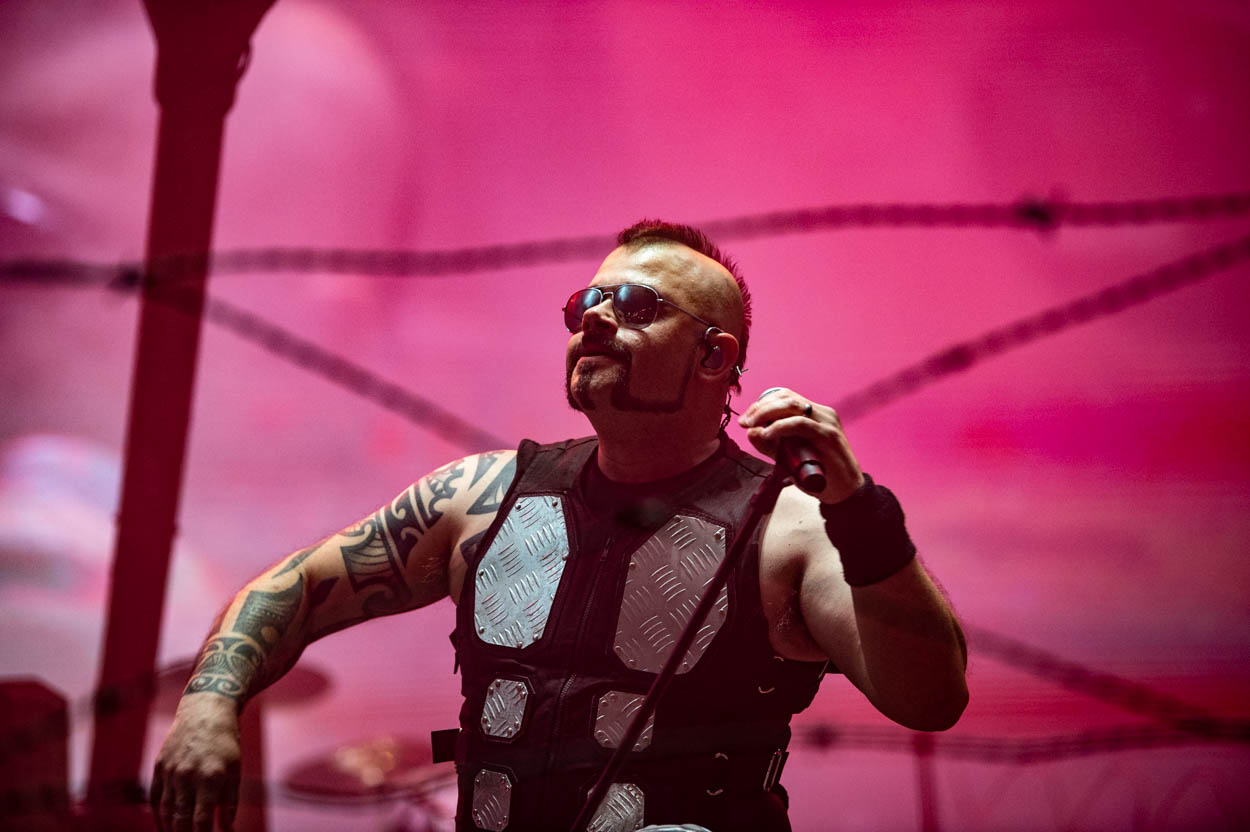 Ο Joakim Brodén των Sabaton στη σκηνή του Release Athens 2022